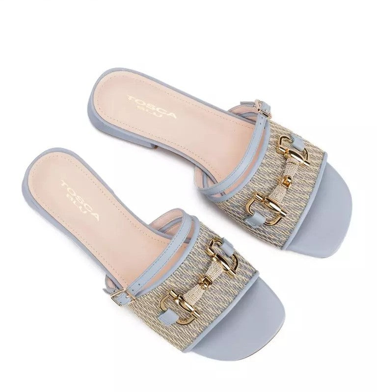 Sandalias bajas azules.