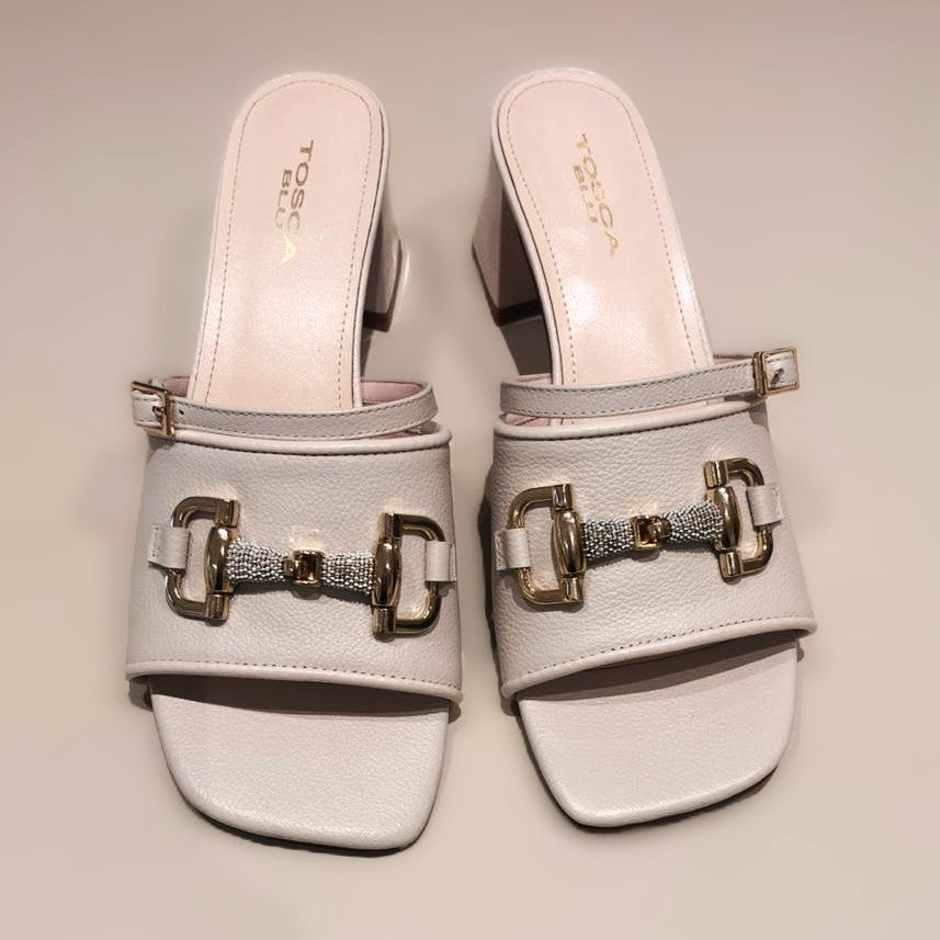Sandalias tacón beige.