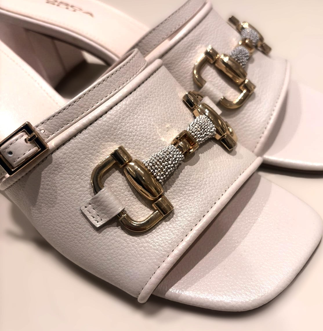 Sandalias tacón beige.