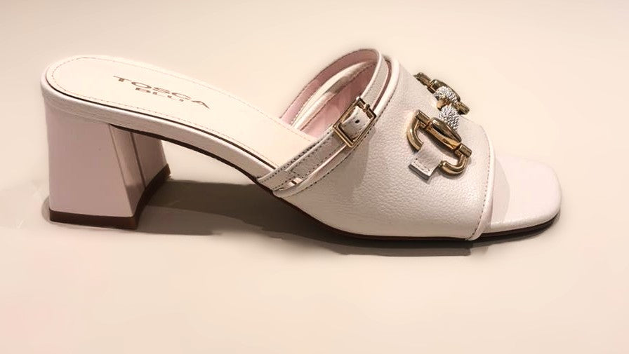 Sandalias tacón beige.