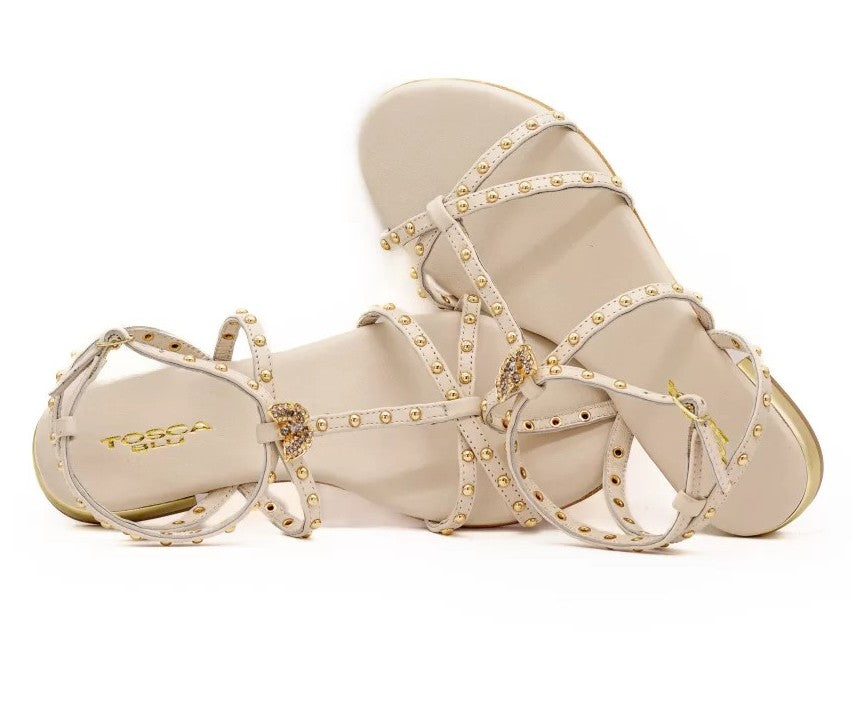 Sandalias color crema.