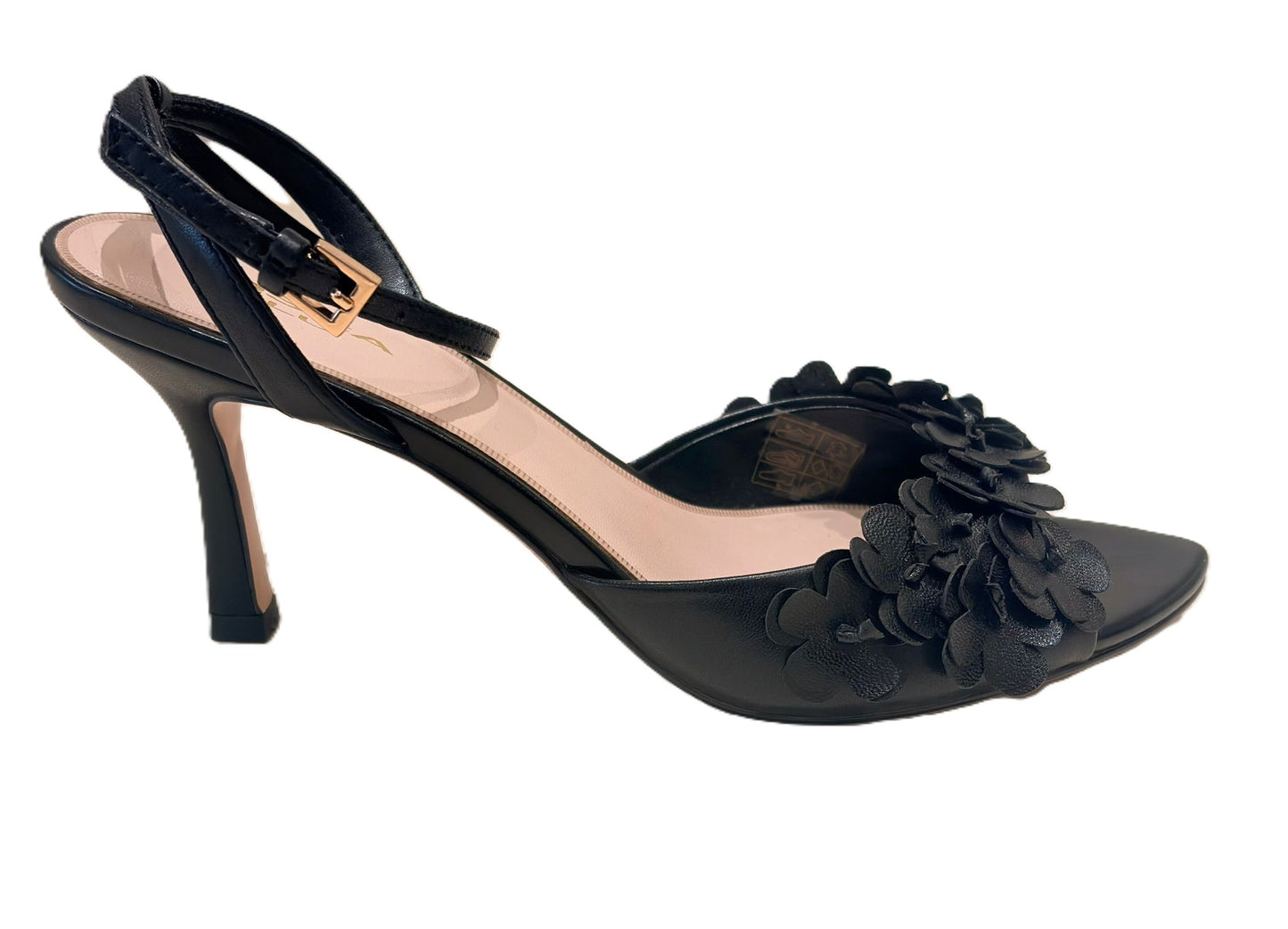 Sandalias negras de tacón.