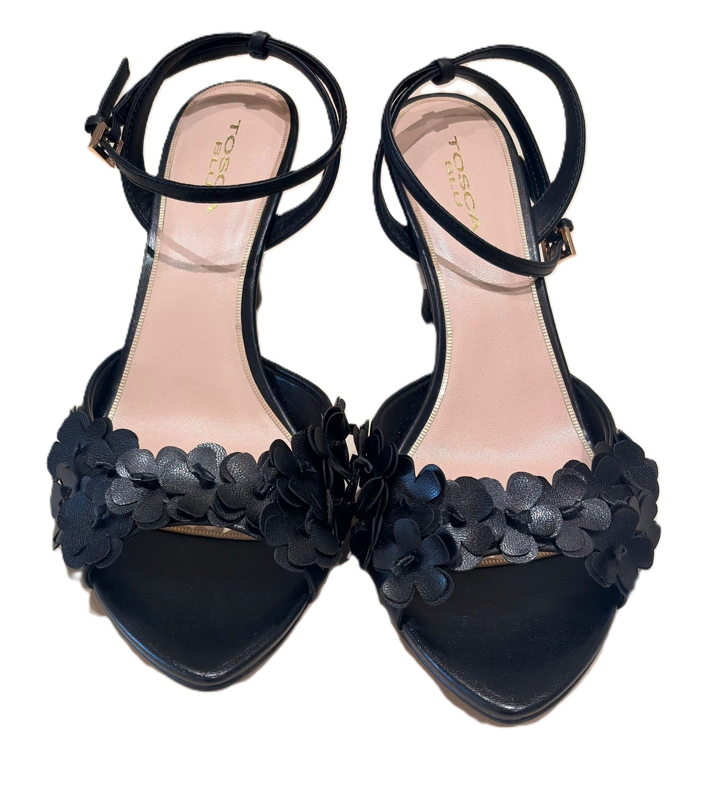 Sandalias negras de tacón.
