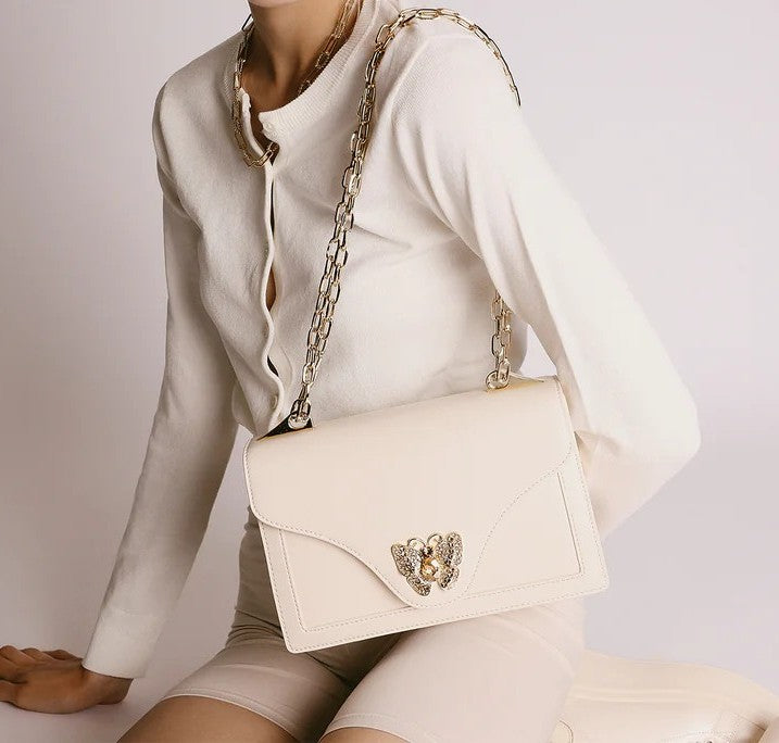 Bolso de hombro beige pequeño.