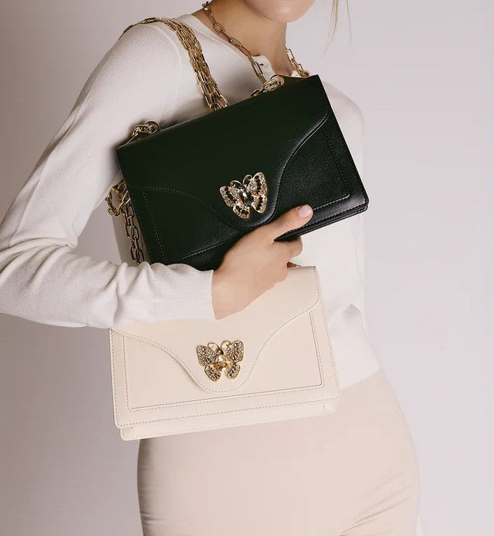 Bolso de hombro negro pequeño.