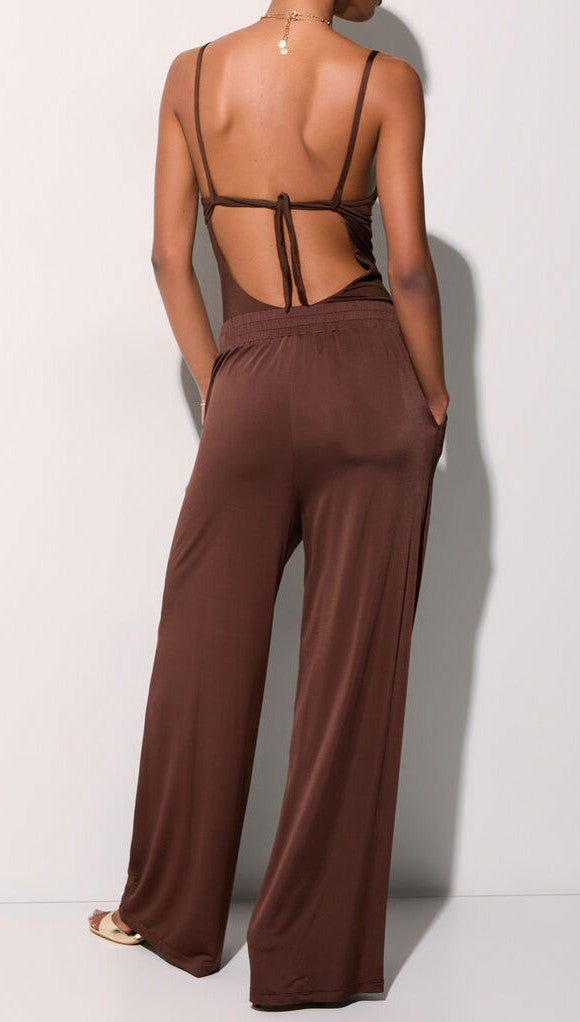 Pantalón marrón bolsillos.
