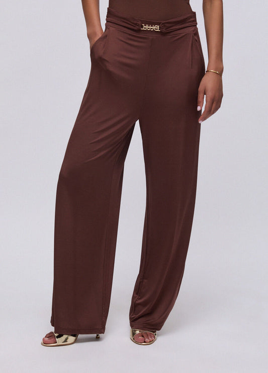 Pantalón marrón bolsillos.