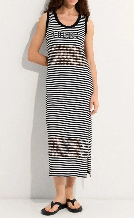 Vestido midi sin mangas.