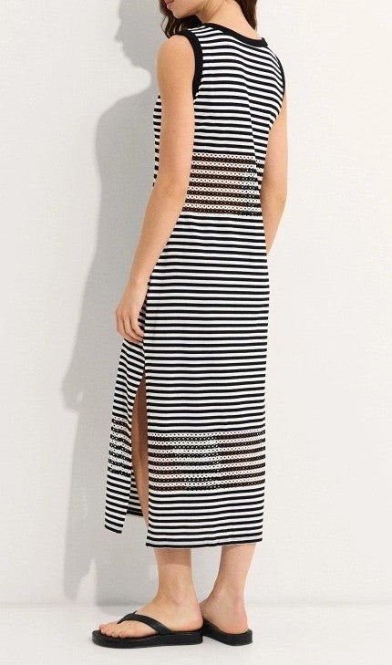 Vestido midi sin mangas.
