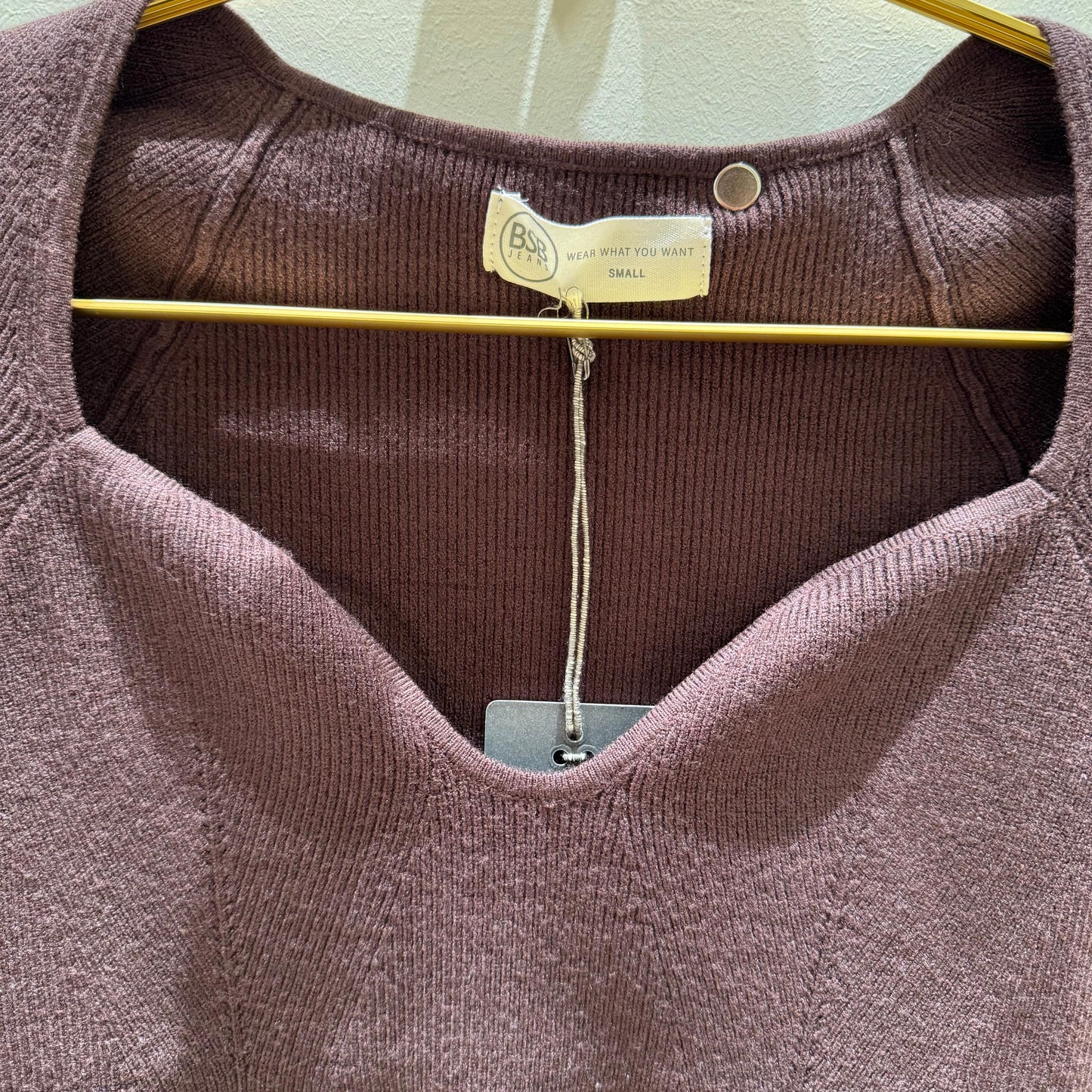 Top marrón con escote corazón