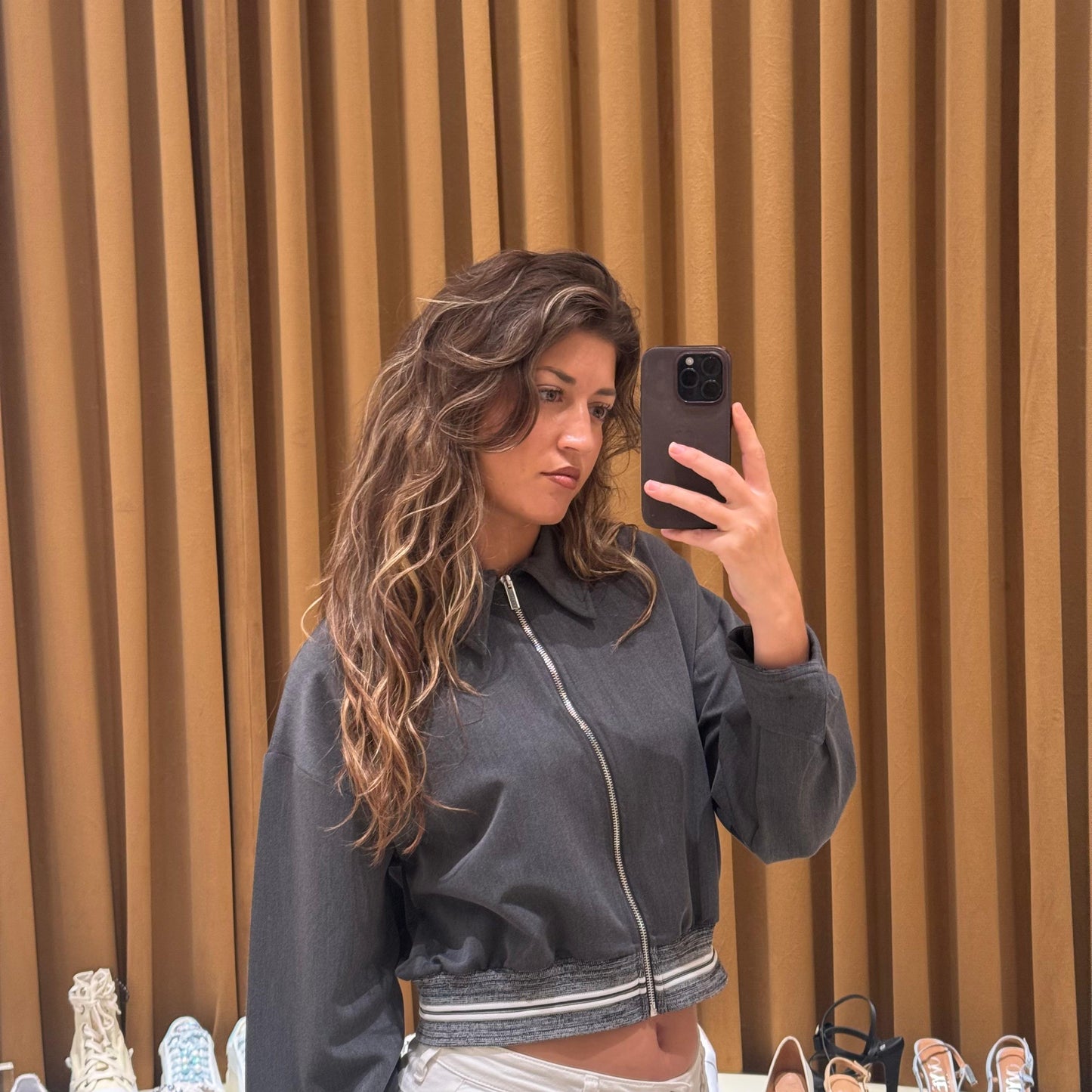 Chaqueta crop en gris con collar