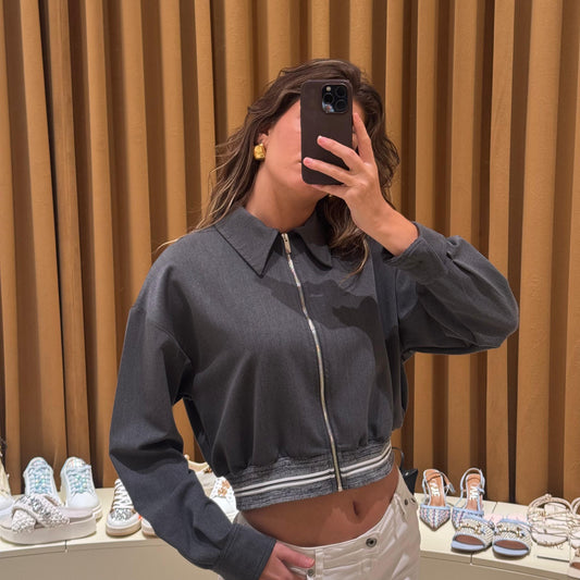Chaqueta crop en gris con collar
