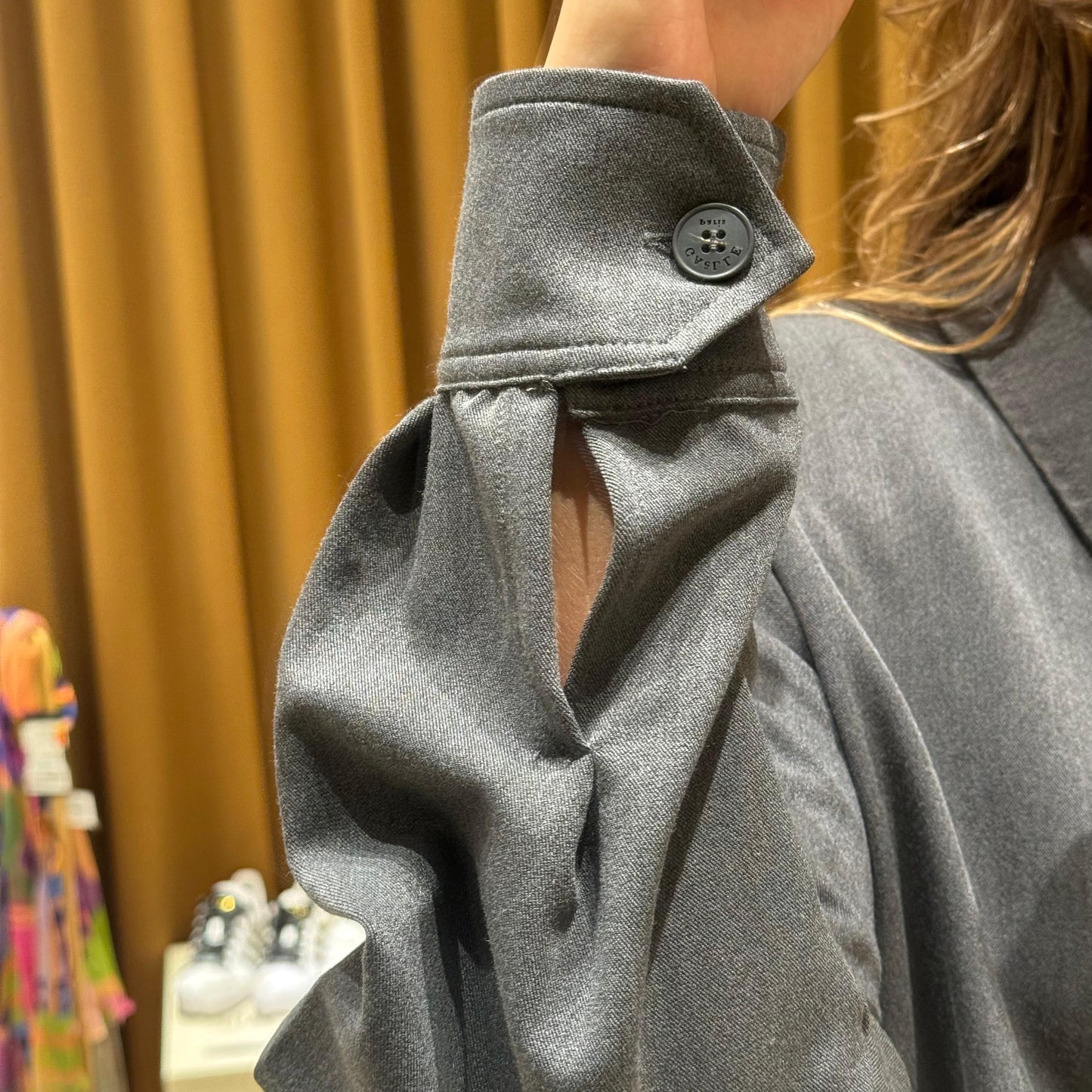 Chaqueta crop en gris con collar