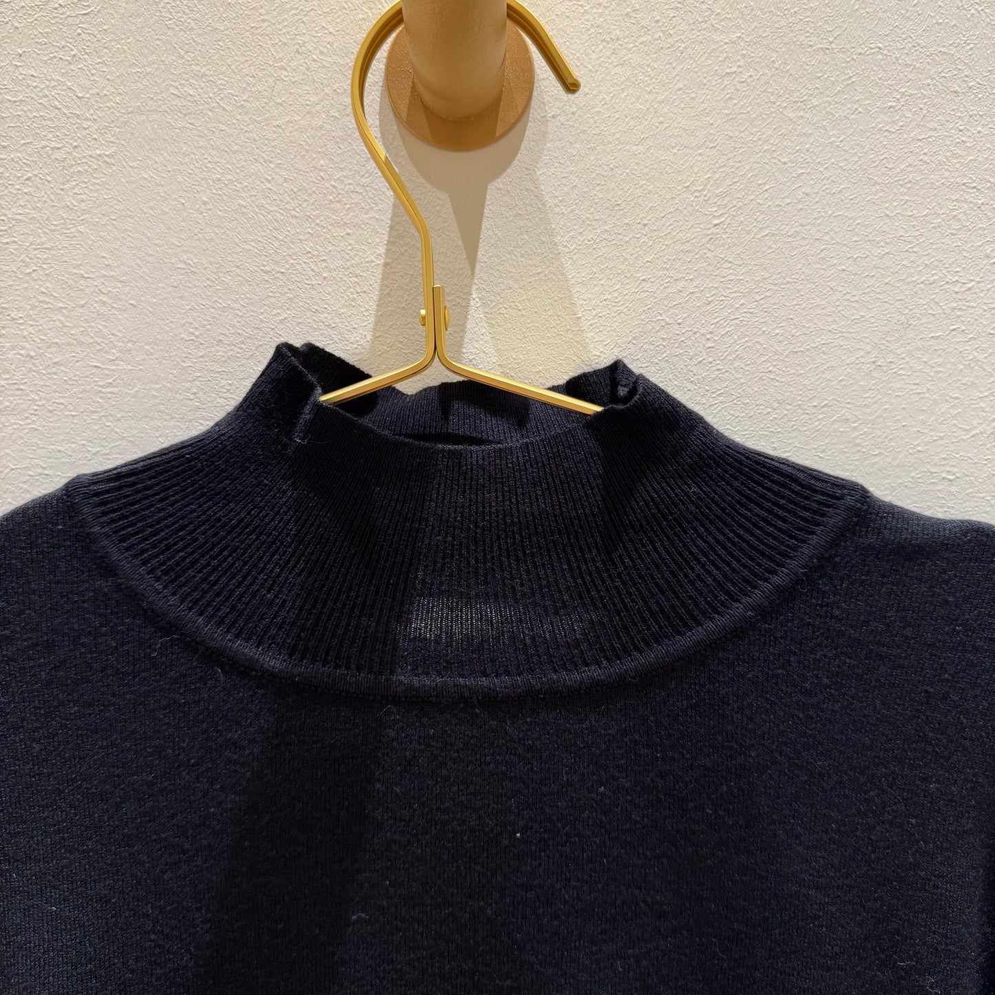 Suéter negro de cuello alto