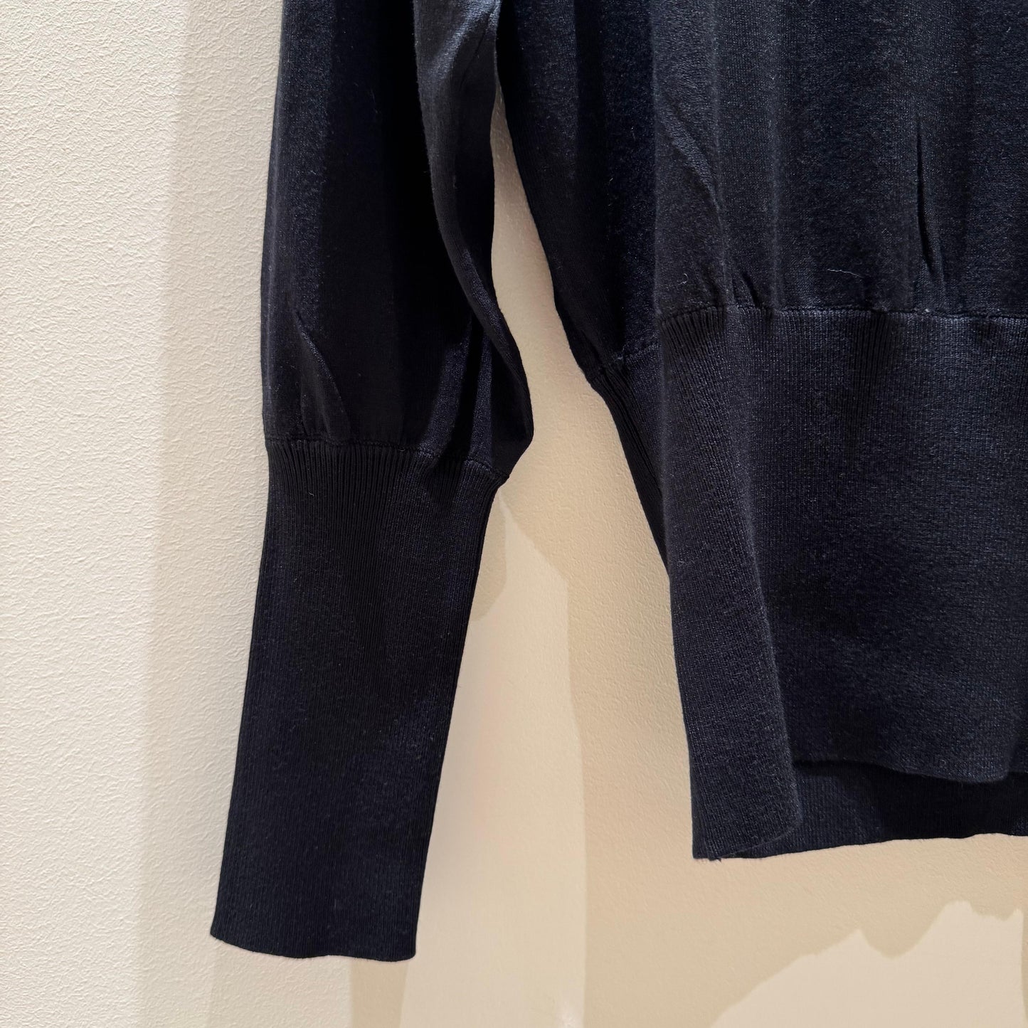 Suéter negro de cuello alto