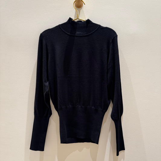 Suéter negro de cuello alto