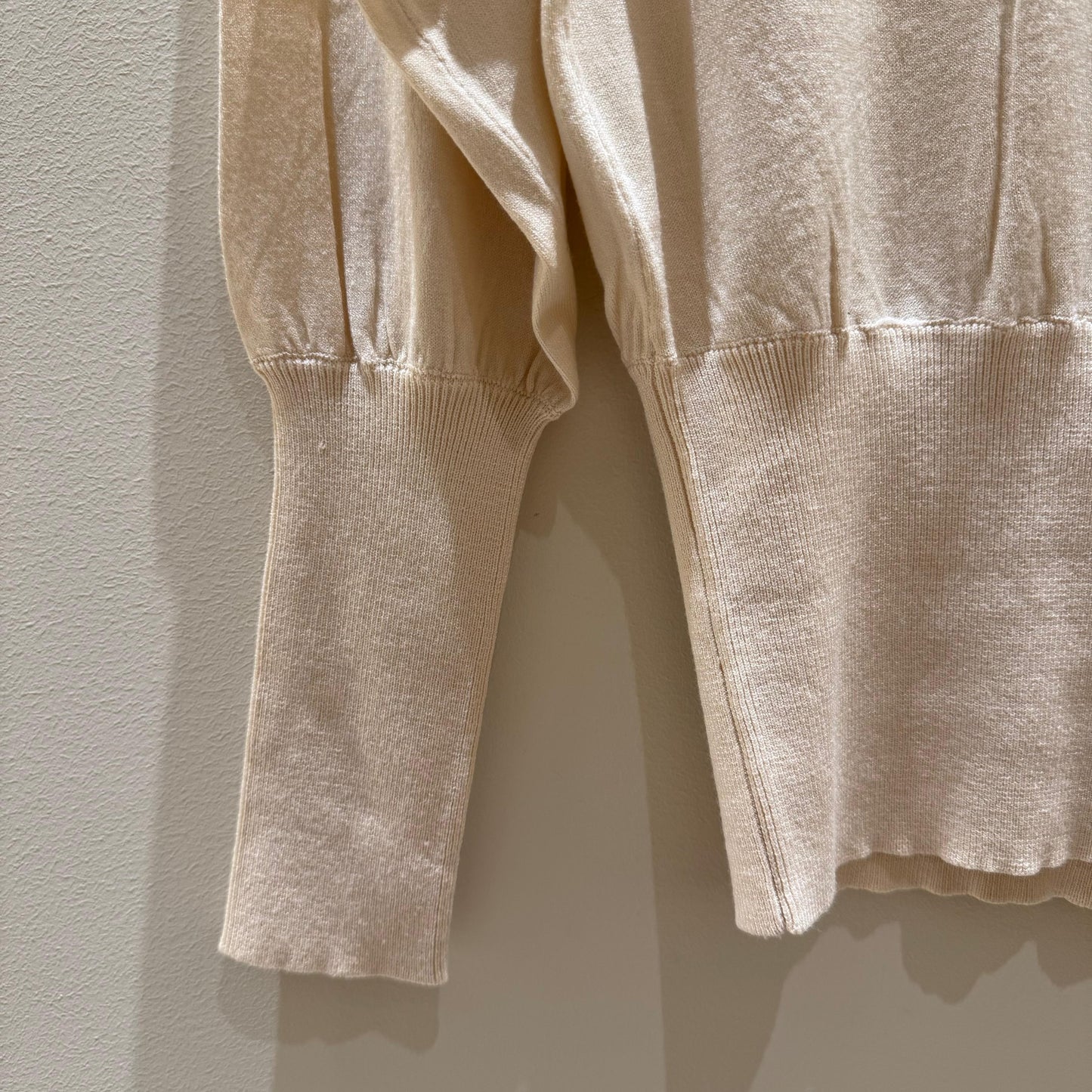 Suéter crema de cuello alto