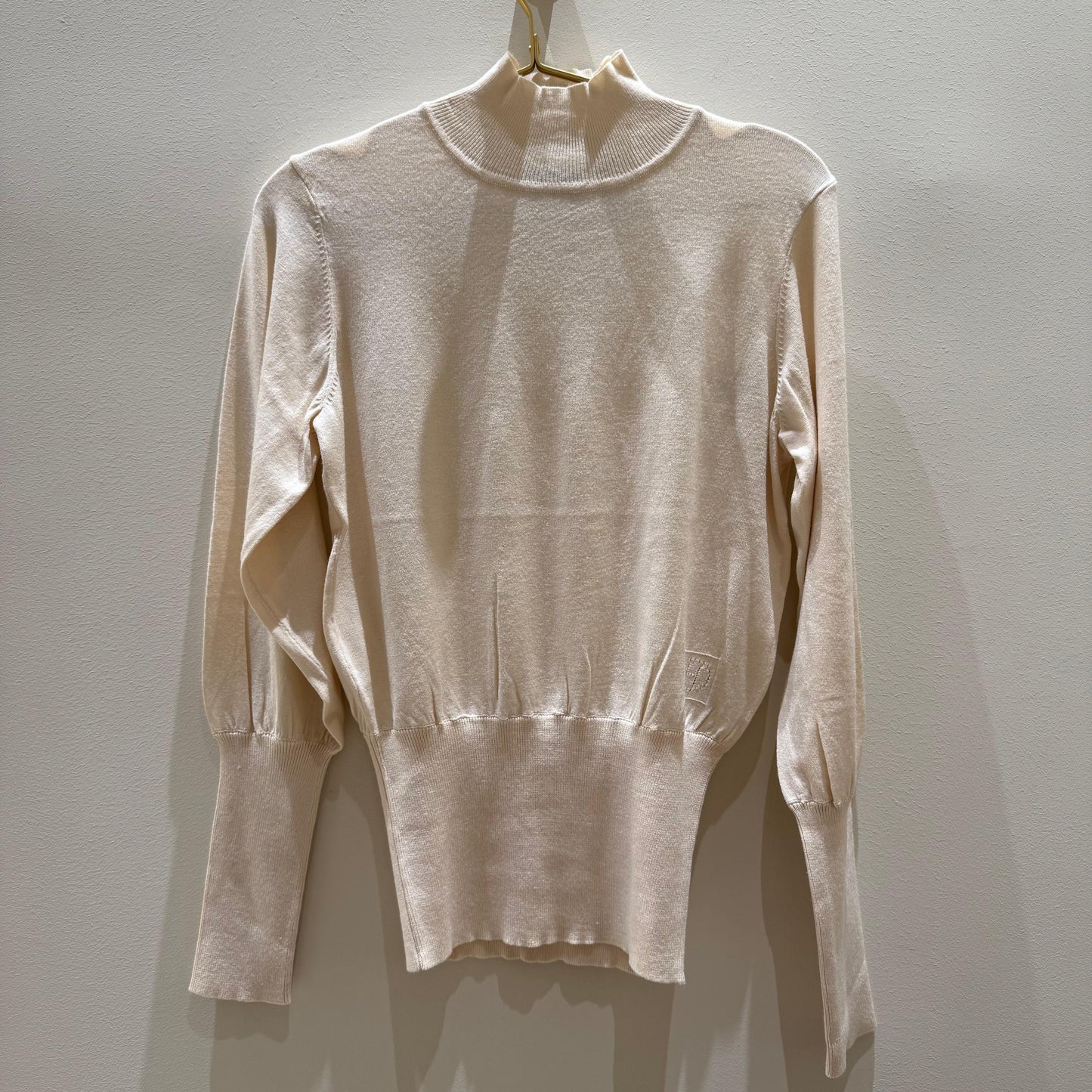 Suéter crema de cuello alto