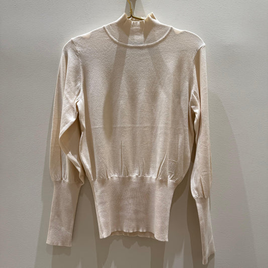 Suéter crema de cuello alto