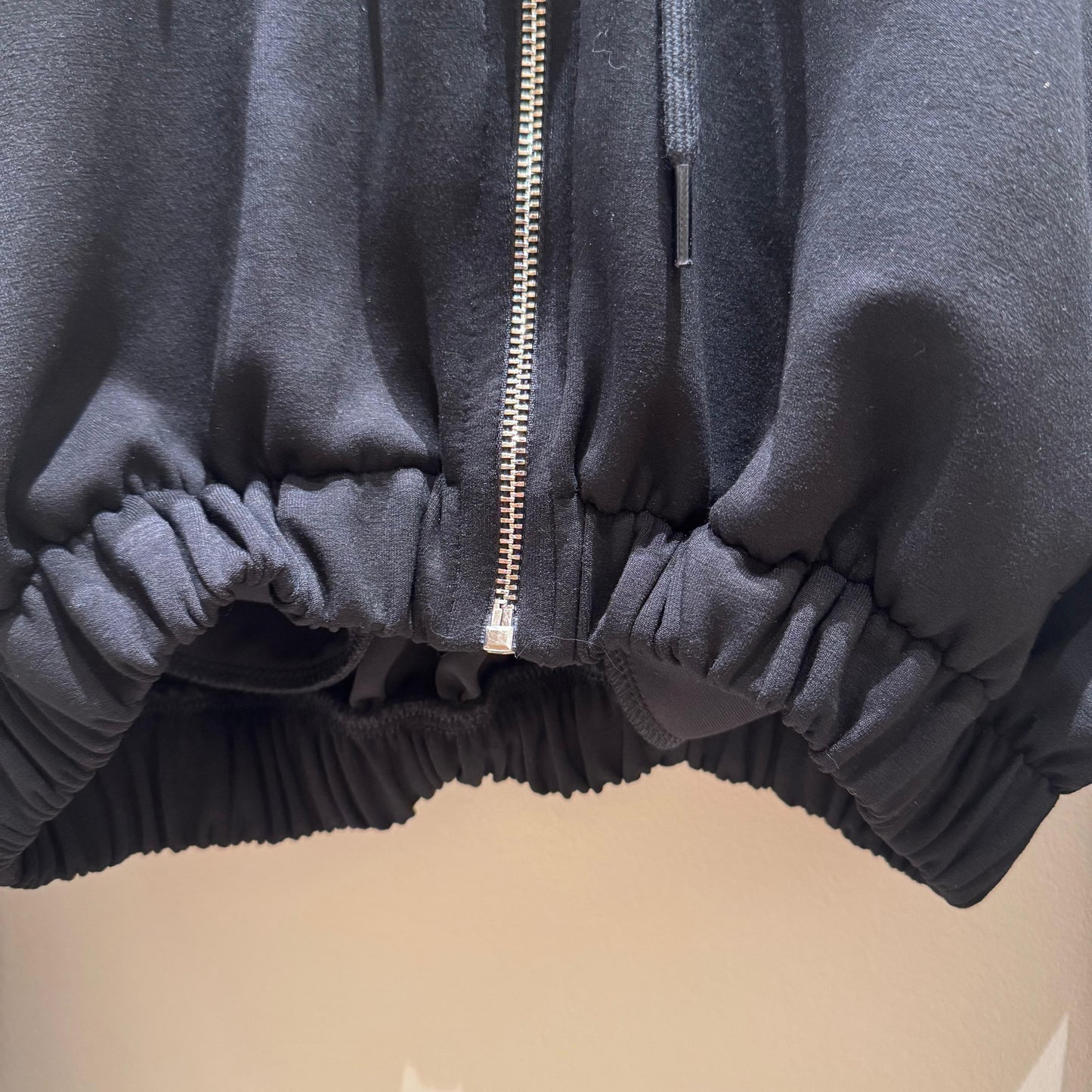 Sudadera crop negra con cremallera