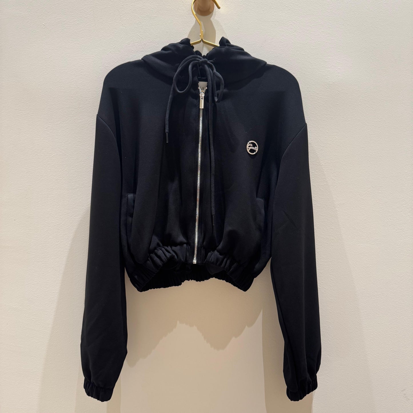 Sudadera crop negra con cremallera