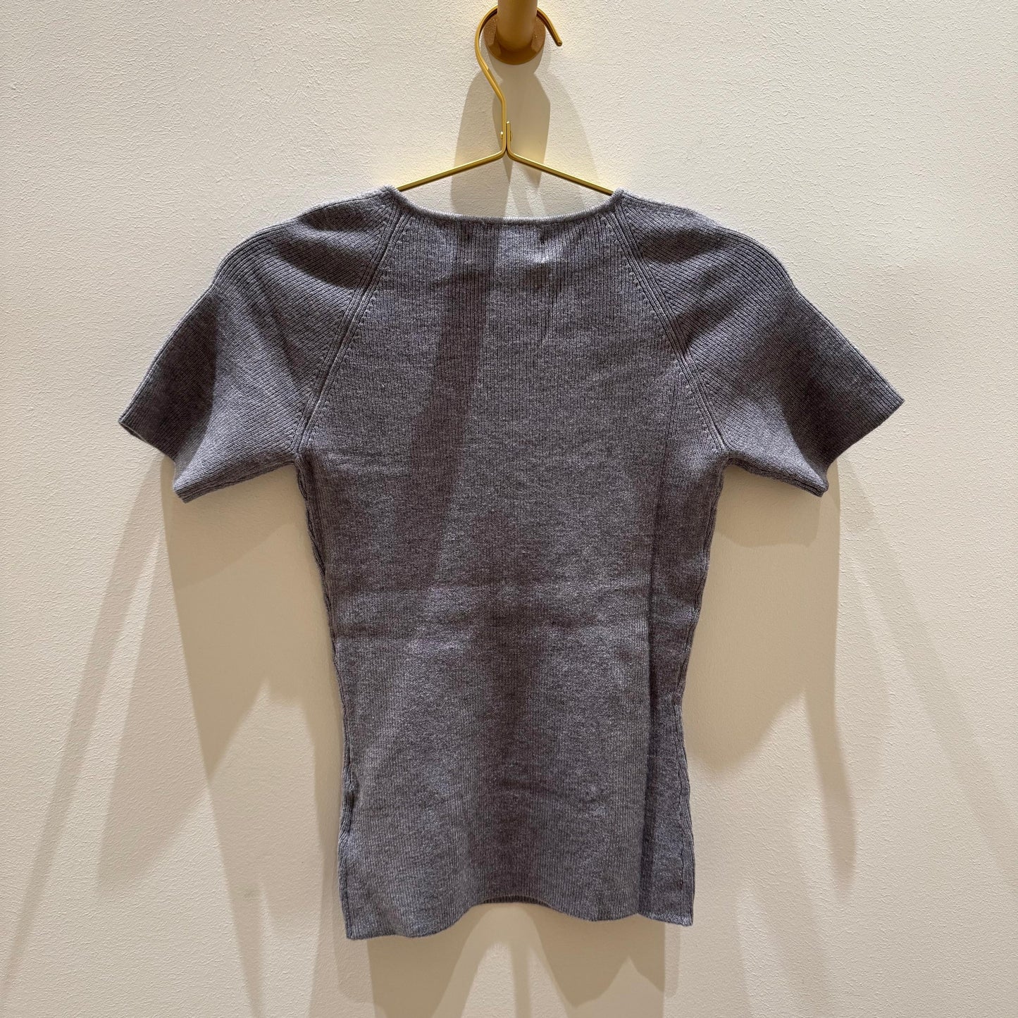 Top gris con escote corazón