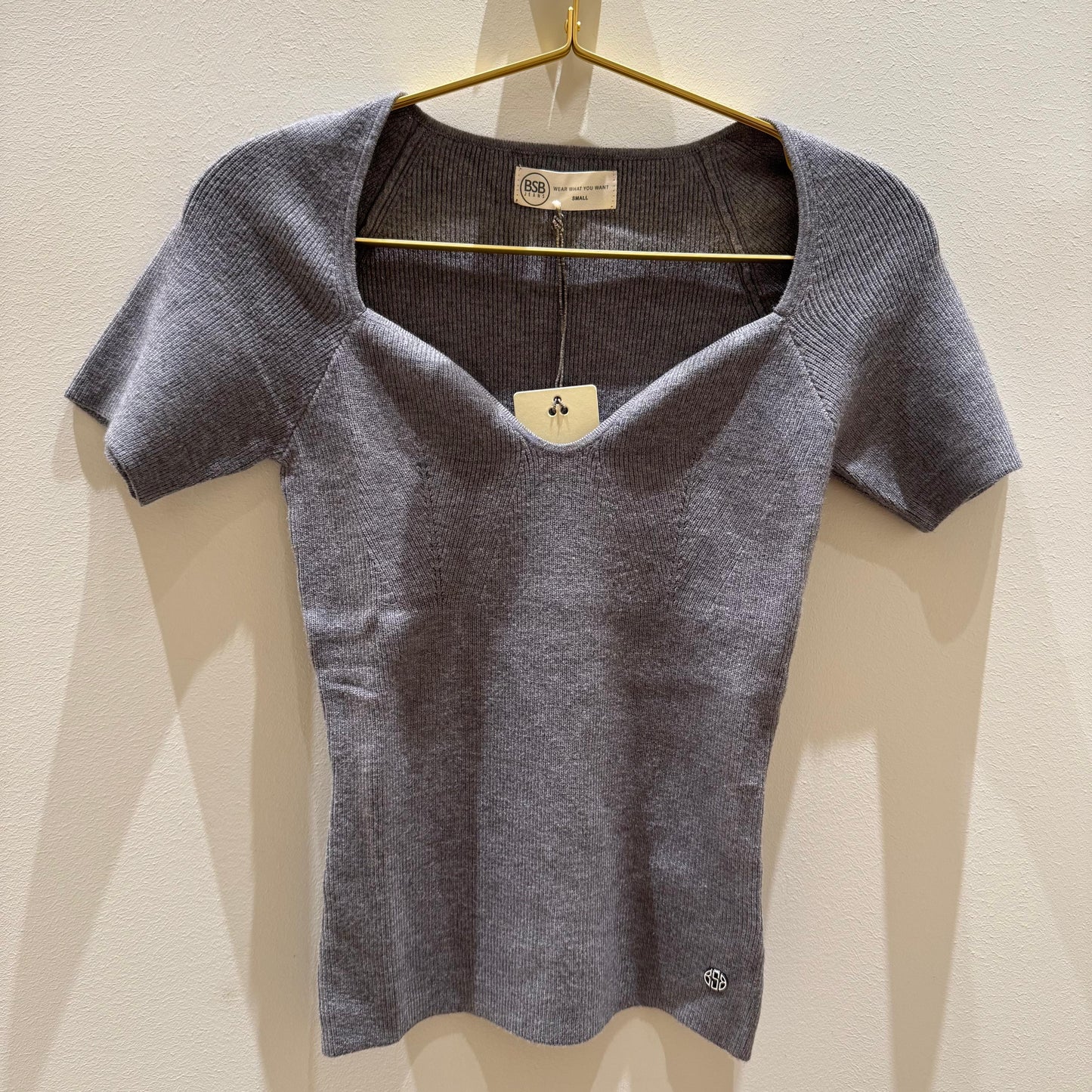 Top gris con escote corazón