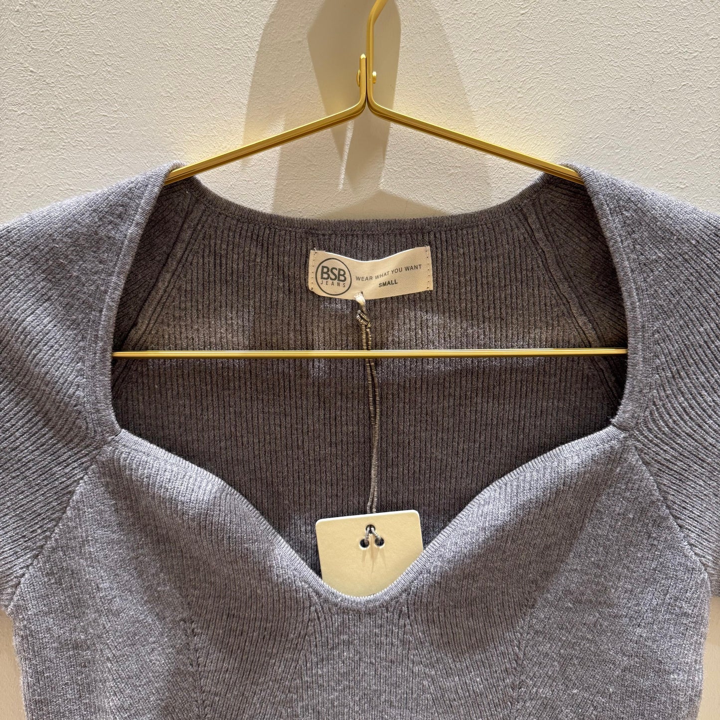 Top gris con escote corazón