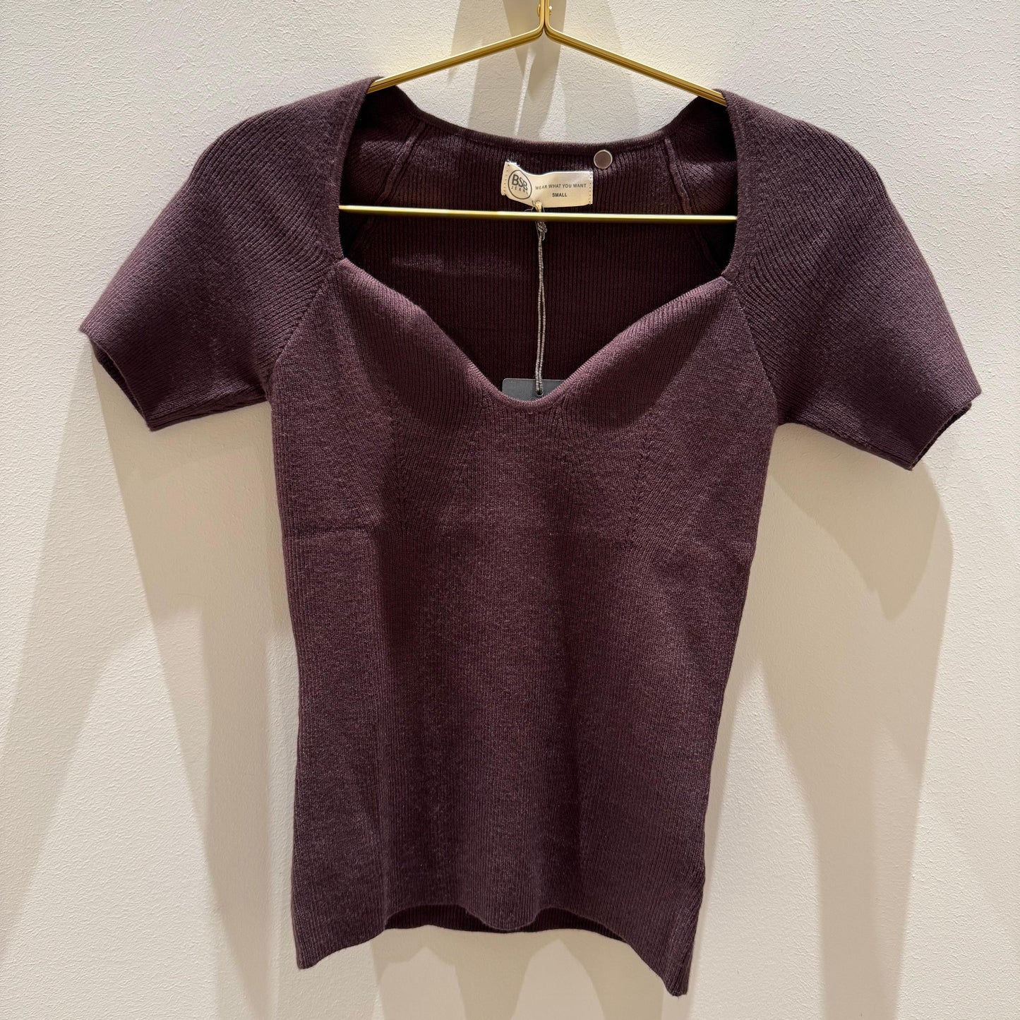 Top marrón con escote corazón