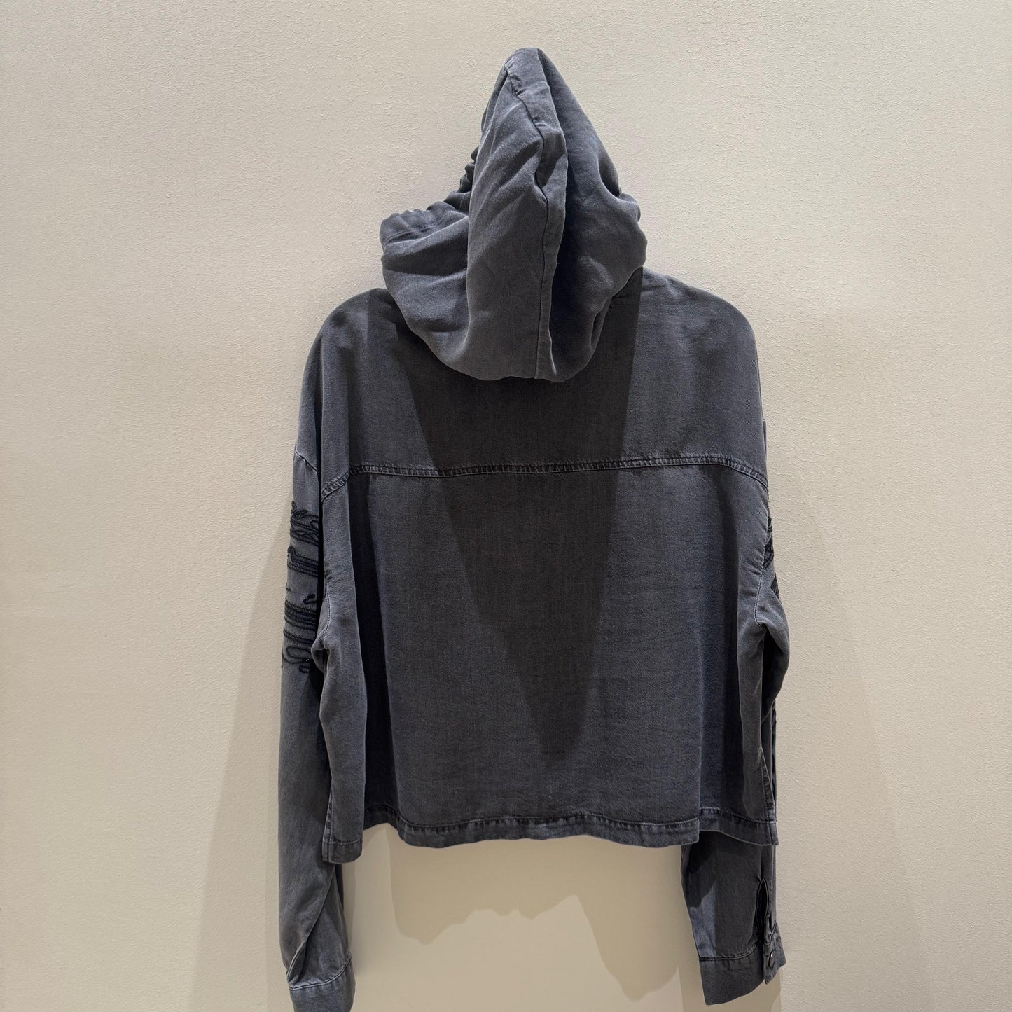 Chaqueta ligera gris con botones y capucha