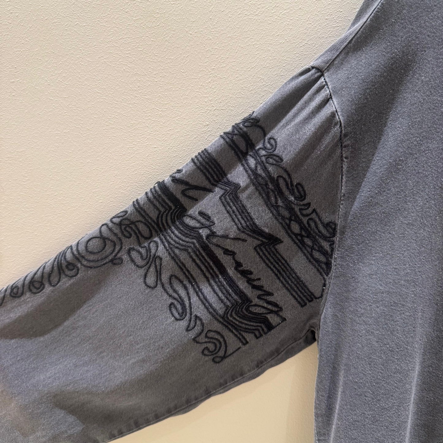 Chaqueta ligera gris con botones y capucha