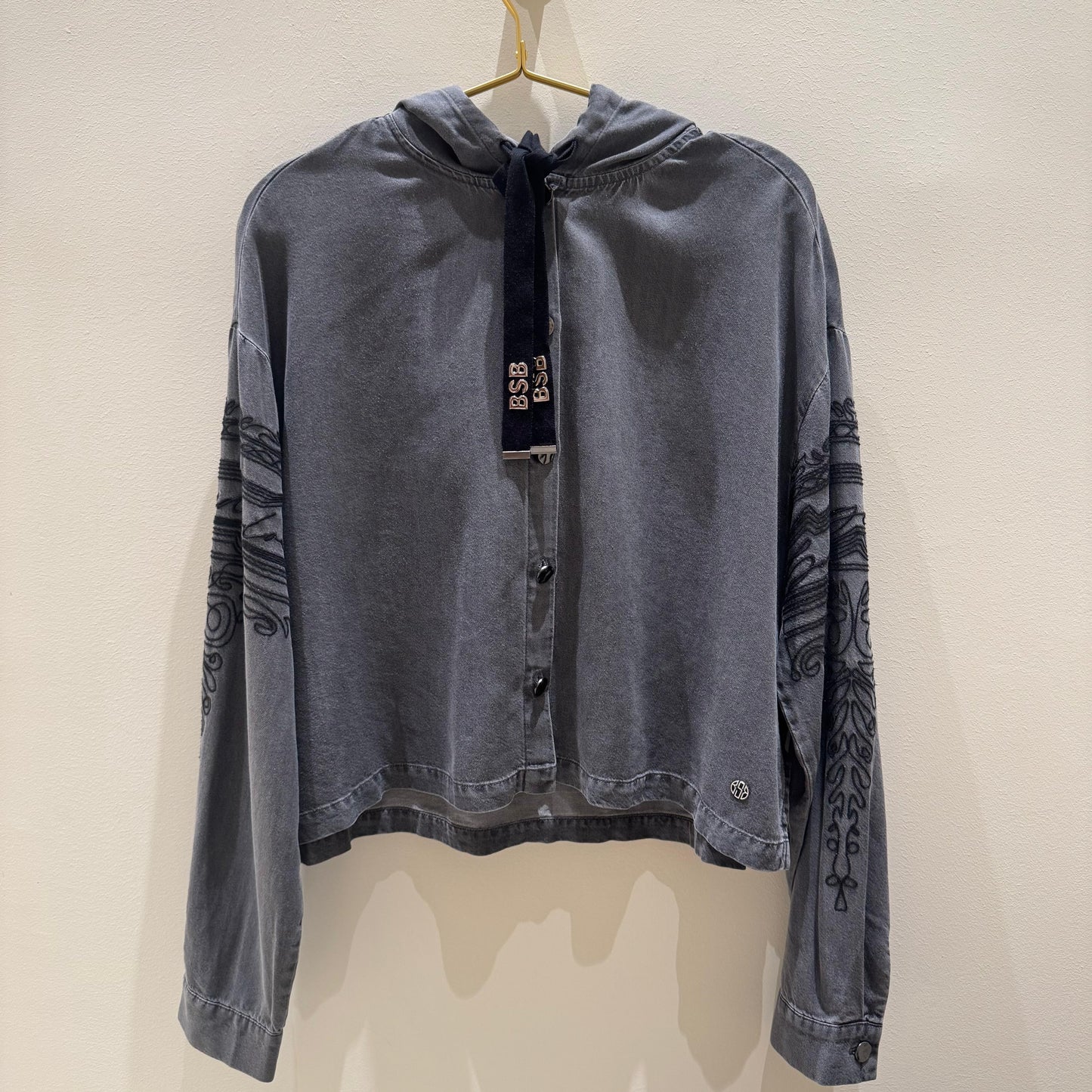 Chaqueta ligera gris con botones y capucha