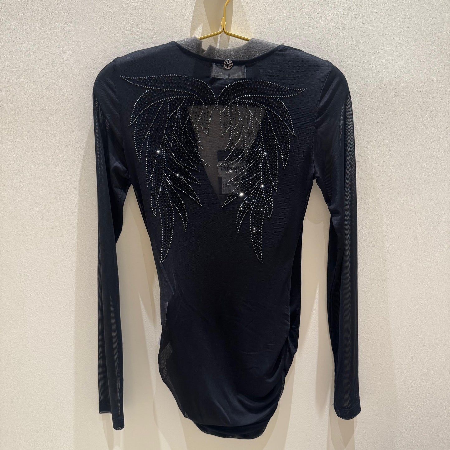 Camiseta negra transparente en escote V cruzado