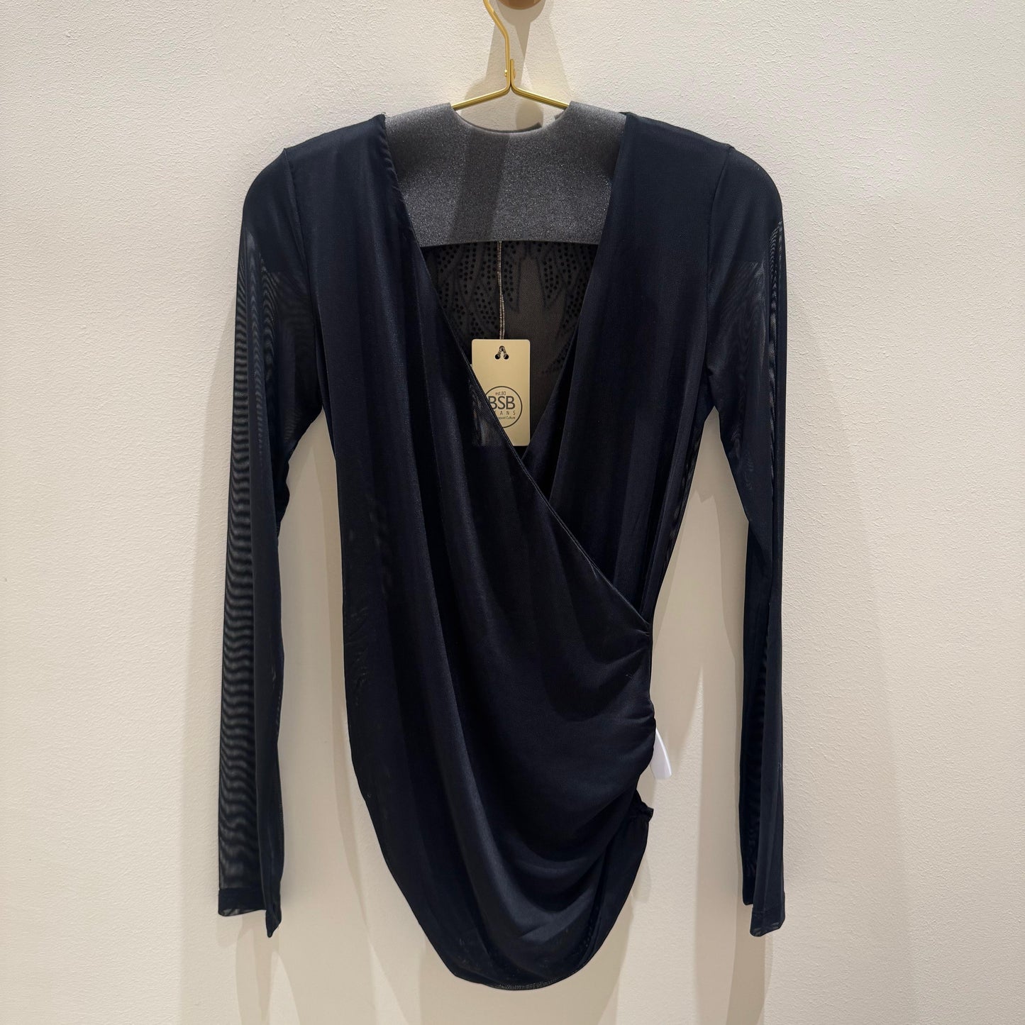 Camiseta negra transparente en escote V cruzado