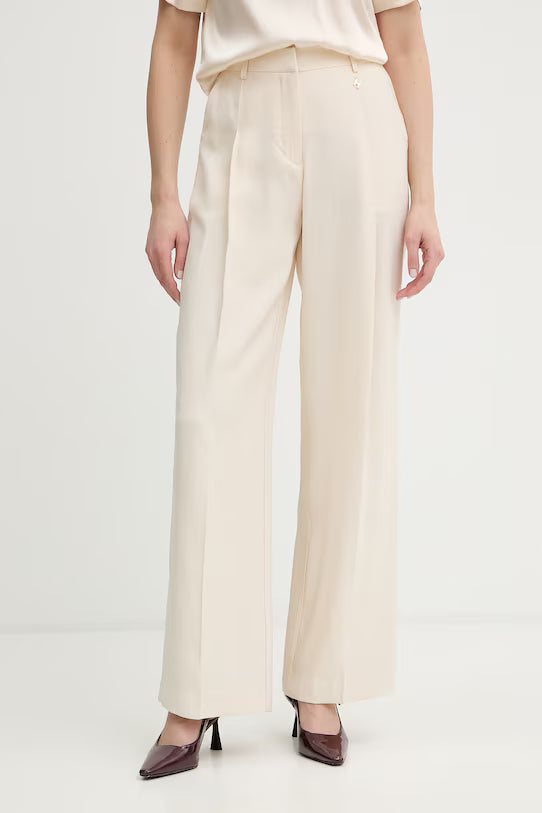 Pantalón largo beige.