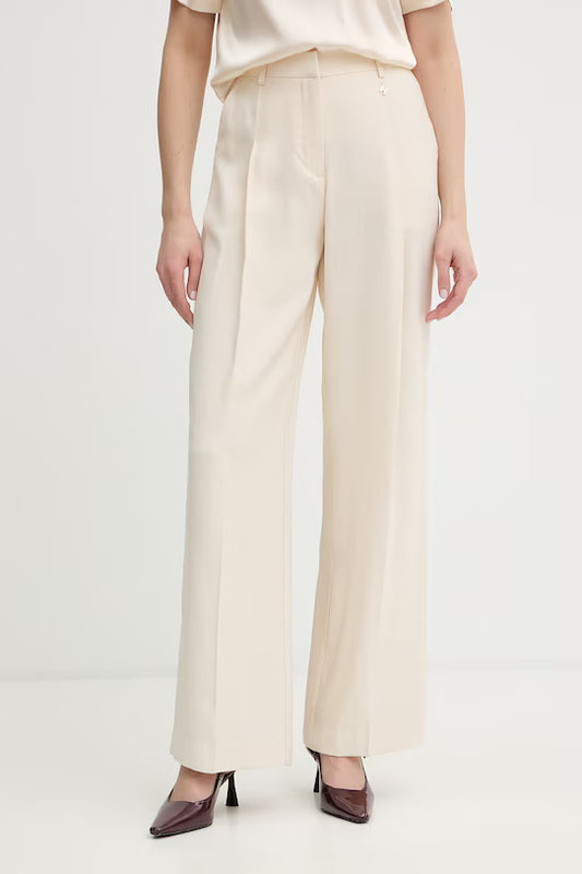 Pantalón largo beige.