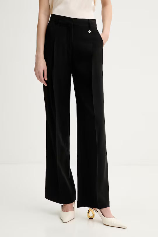 Pantalón negro largo.