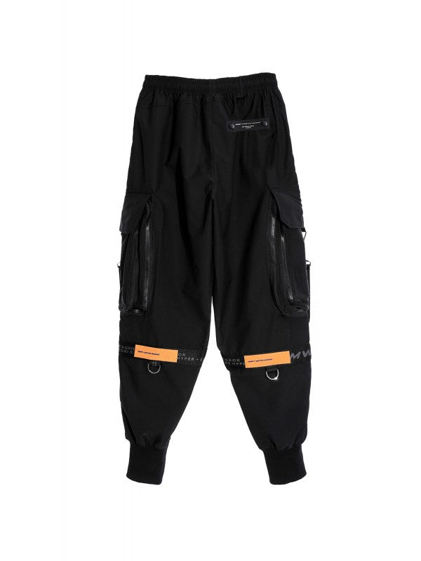 Pantalones negros cargo.