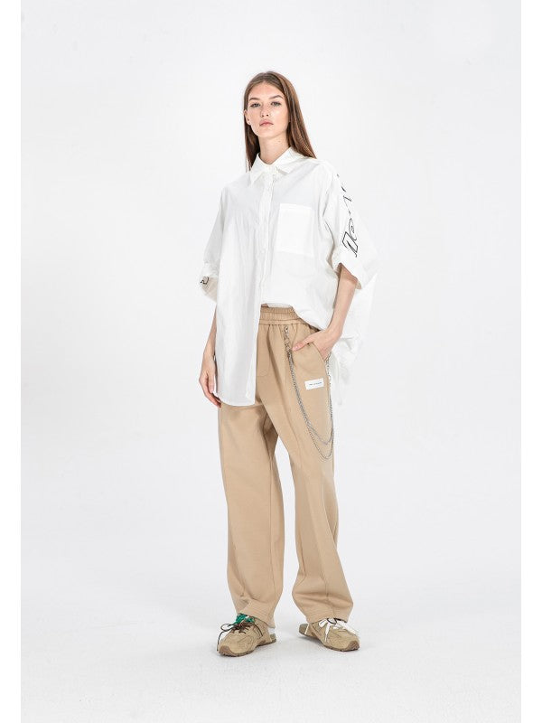Pantalón con cadena.