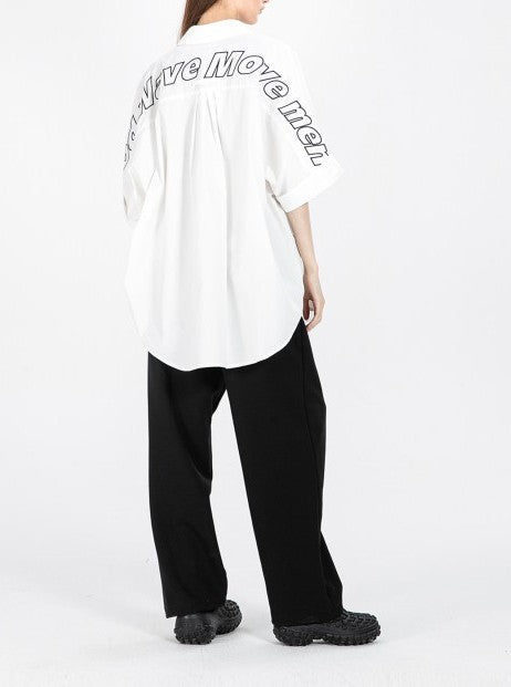 Camisa blanca manga corta.