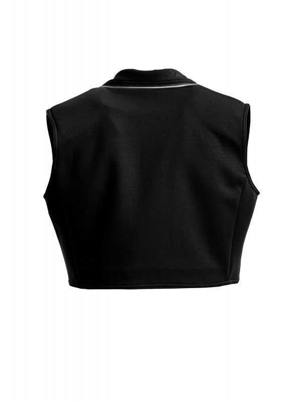 Chaleco corto negro.